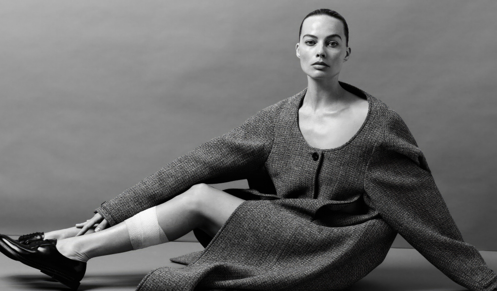 Грустная девушка актриса Марго Робби в сером пальто