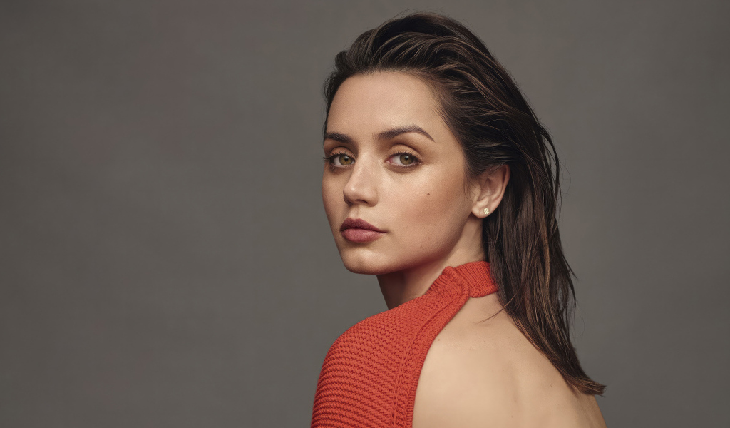 Грустный взгляд актрисы Ана де Армас на сером фоне