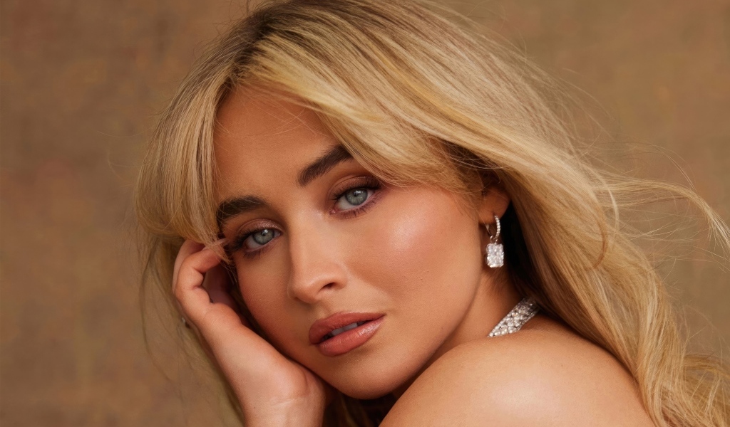 Грустная молодая актриса Сабрина Карпентер