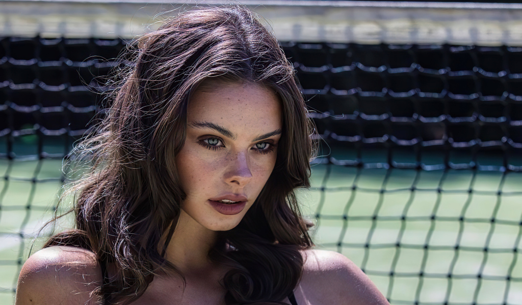 Серьезная девушка актриса Мэйка Вулард