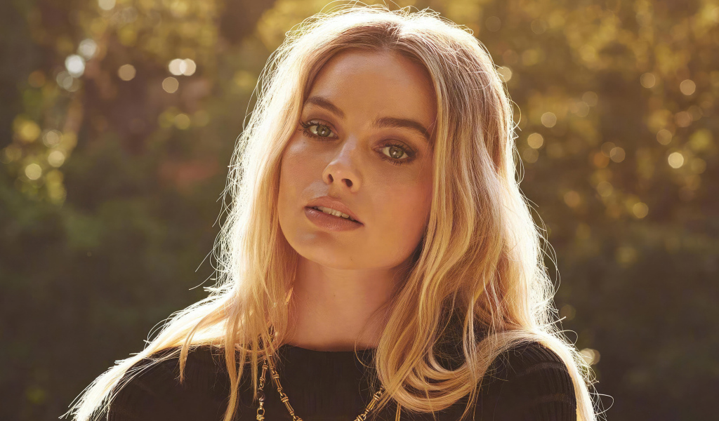 Серьезная блондинка актриса Марго Робби