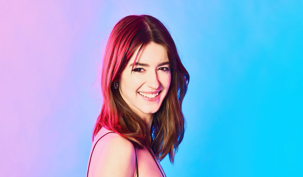 Улыбающаяся британская актриса Дейзи Эдгар-Джонс