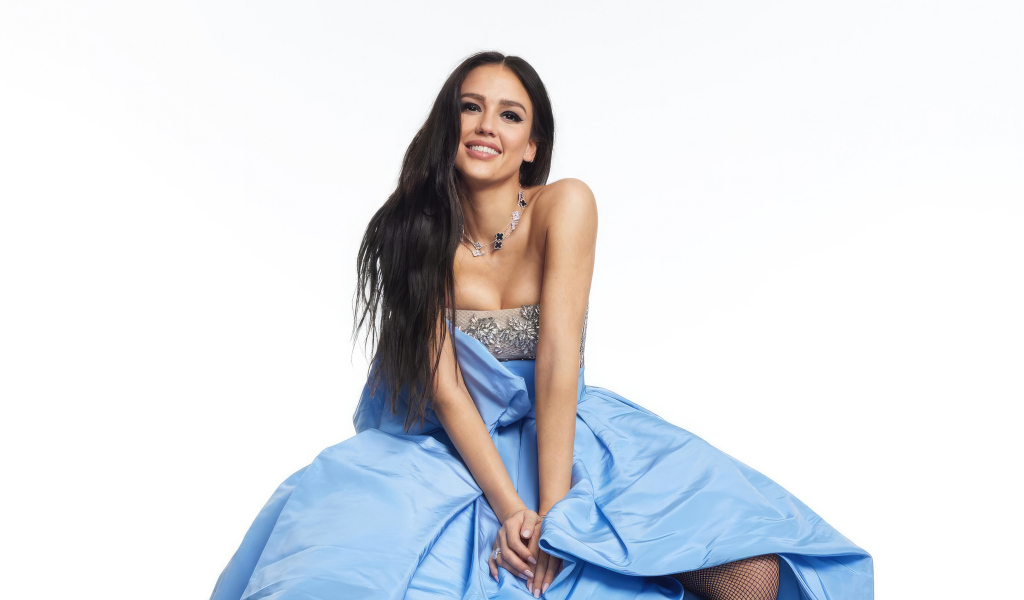 Улыбающаяся Джессика Альба в голубом платье