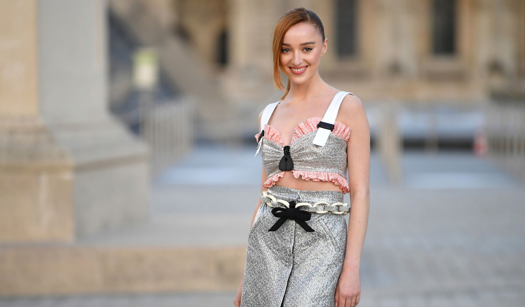 Улыбающаяся актриса Фиби Дайневор