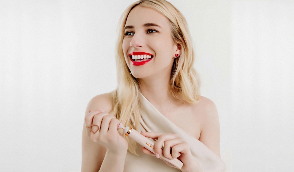 Улыбающаяся девушка актриса Эмма Робертс