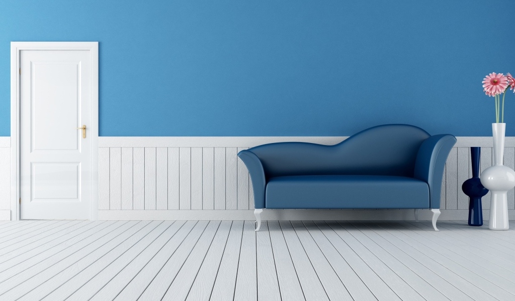 Диван в комнате с голубыми стенами и белым полом