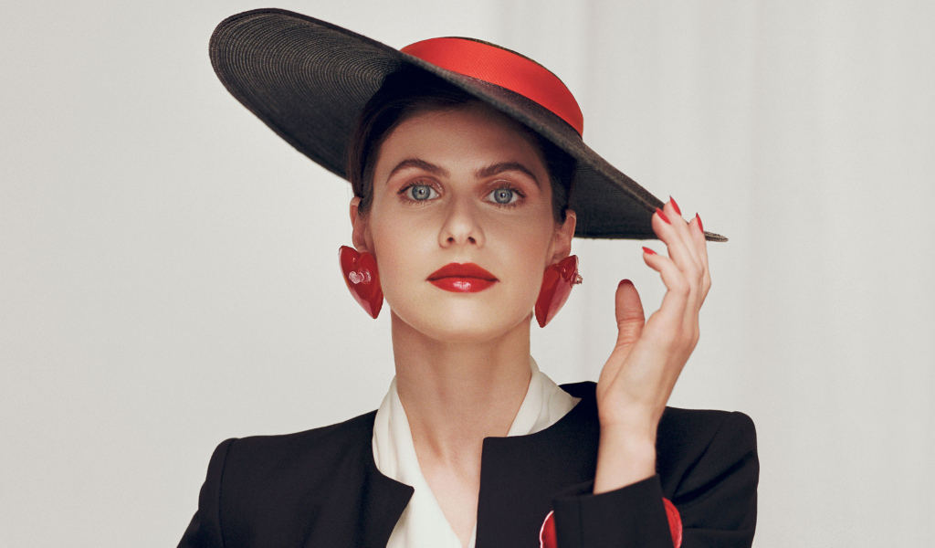 Стильная актриса Александра Даддарио  в большой шляпе