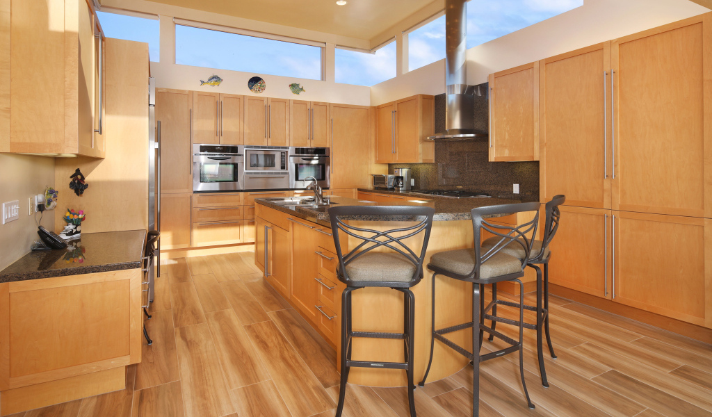 Стильная большая кухня с деревянной мебелью