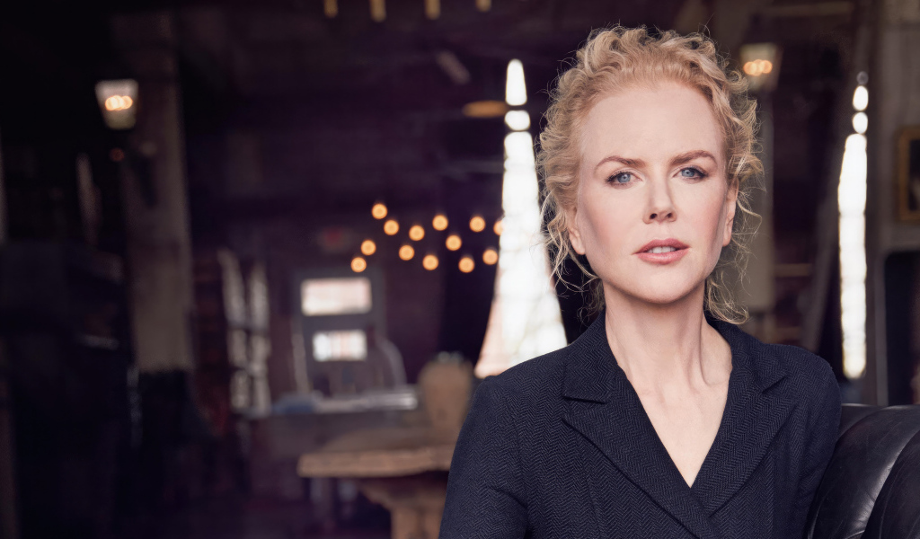 Стильная популярная актриса Николь Кидман в черном