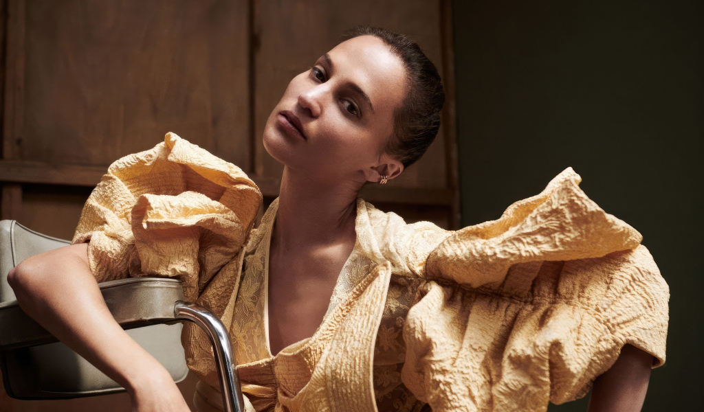 Шведская актриса Алисия Викандер в необычном платье