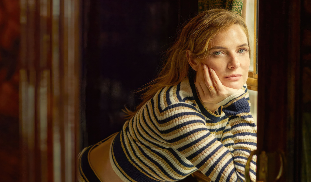 Шведская актриса Ребекка Фергюсон у окна