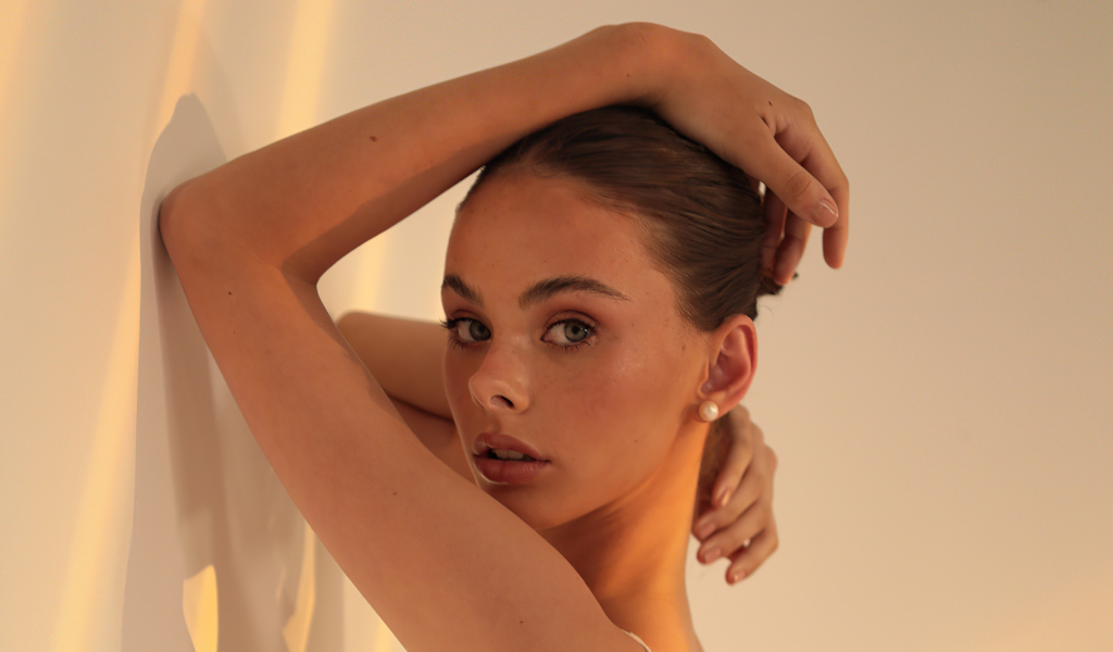 Милая молодая девушка Мэйка Вулард