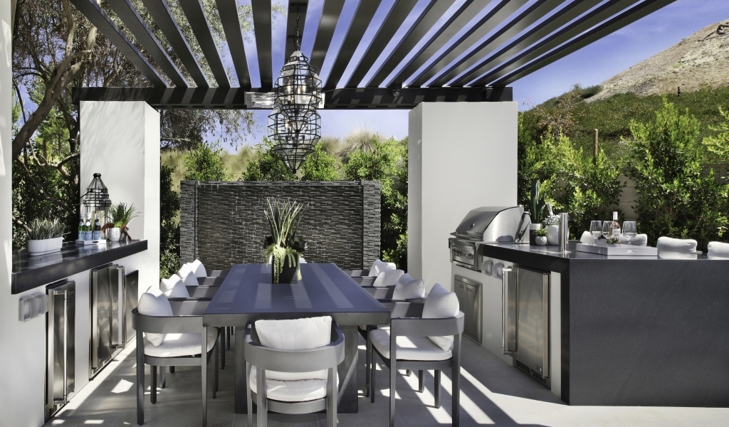 Стол и стулья в кухне в сером цвете