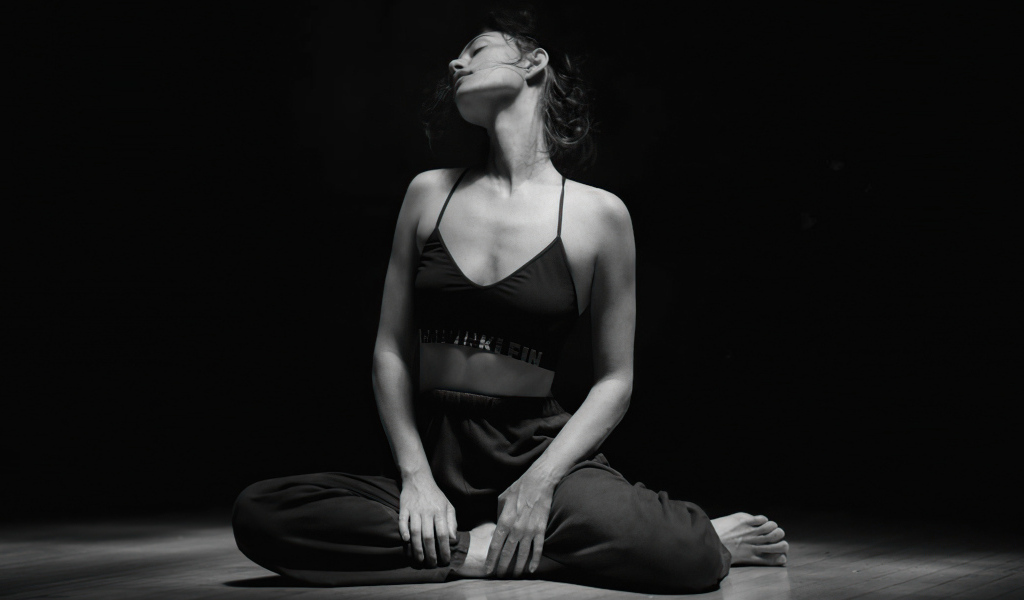 Нежная девушка актриса Фиби Тонкин на черном фоне