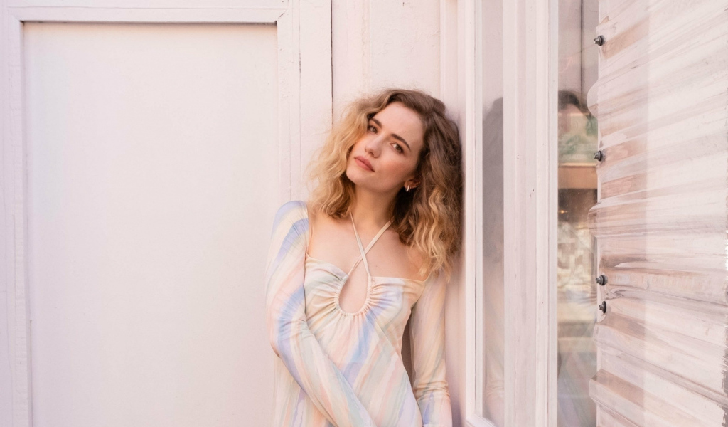 Нежная девушка актриса Уилла Фицджералд у стены