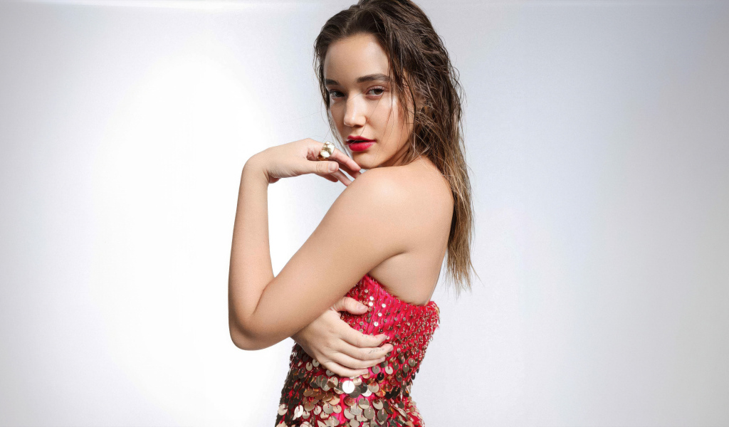 Нежная настоящая девушка Оливия Понтон на сером фоне