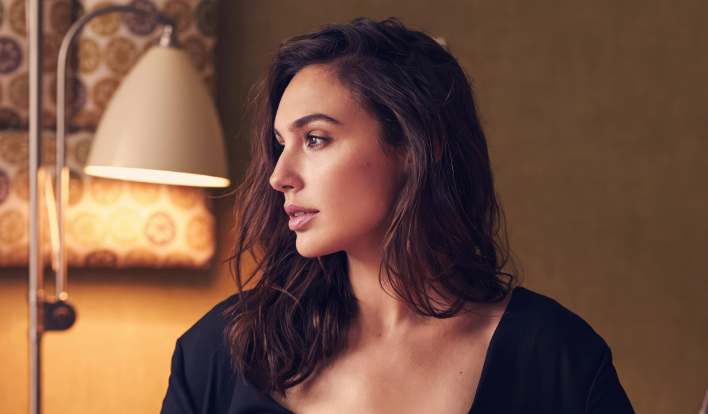 Задумчивый взгляд актрисы Галь Гадот