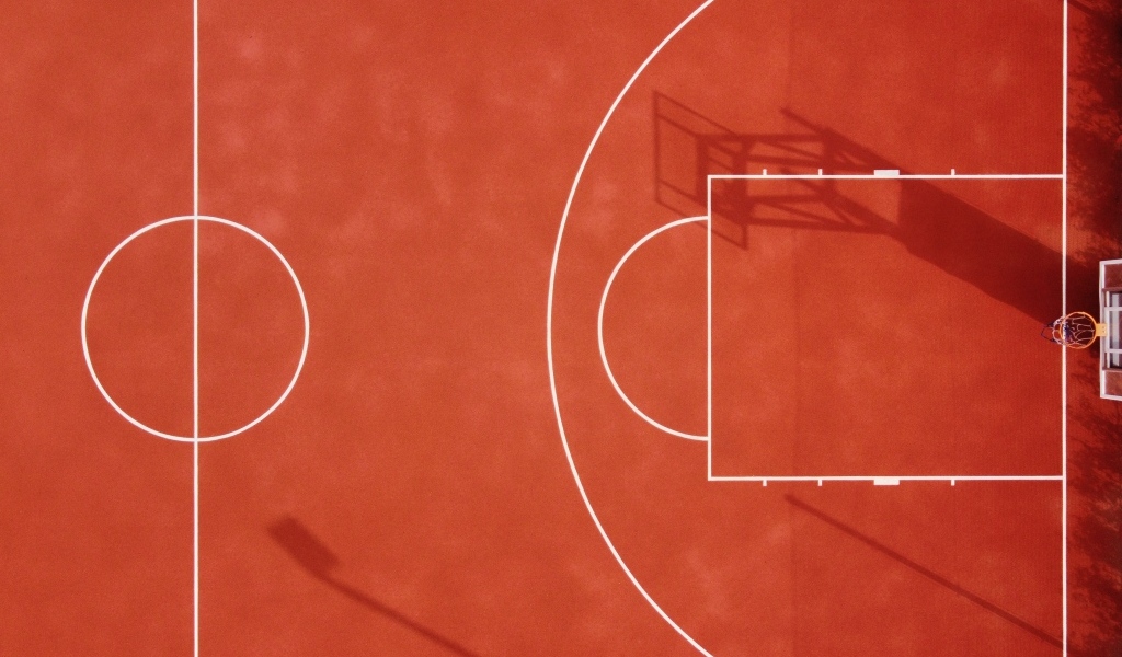 Вид сверху на баскетбольное поле