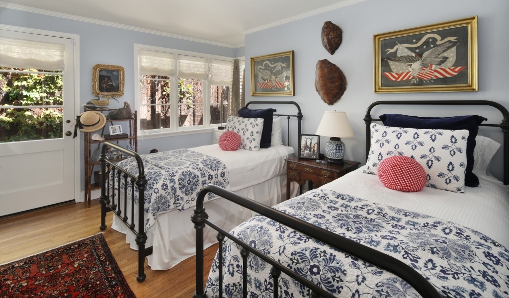 Две высокие кровати в спальной комнате