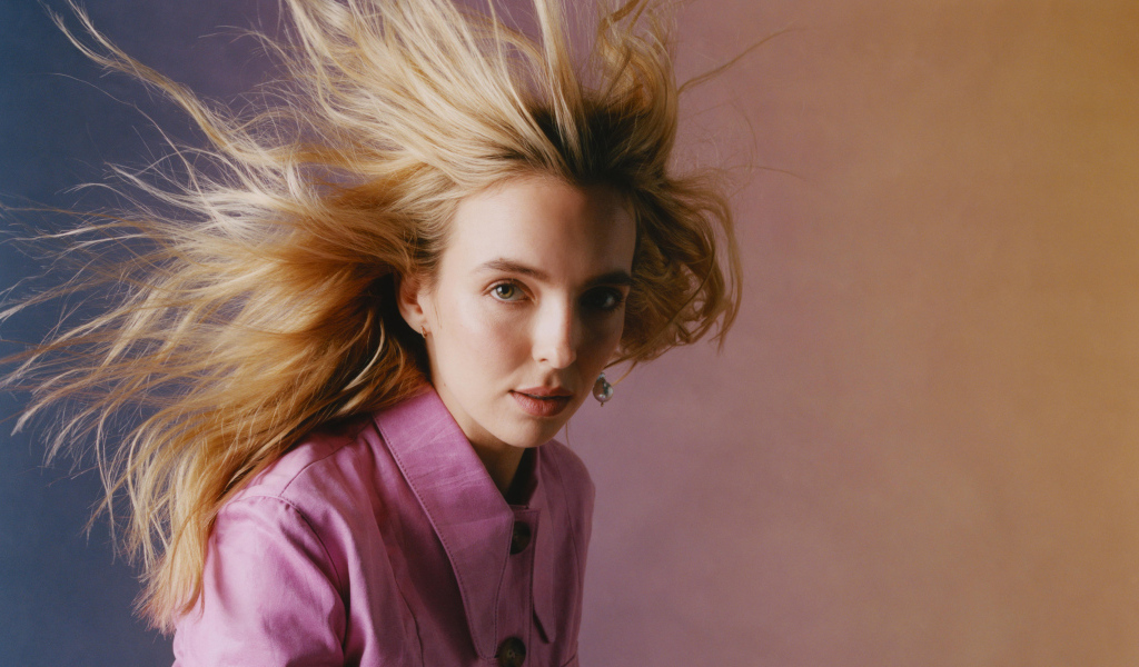 Белые волосы актрисы Джоди Комер