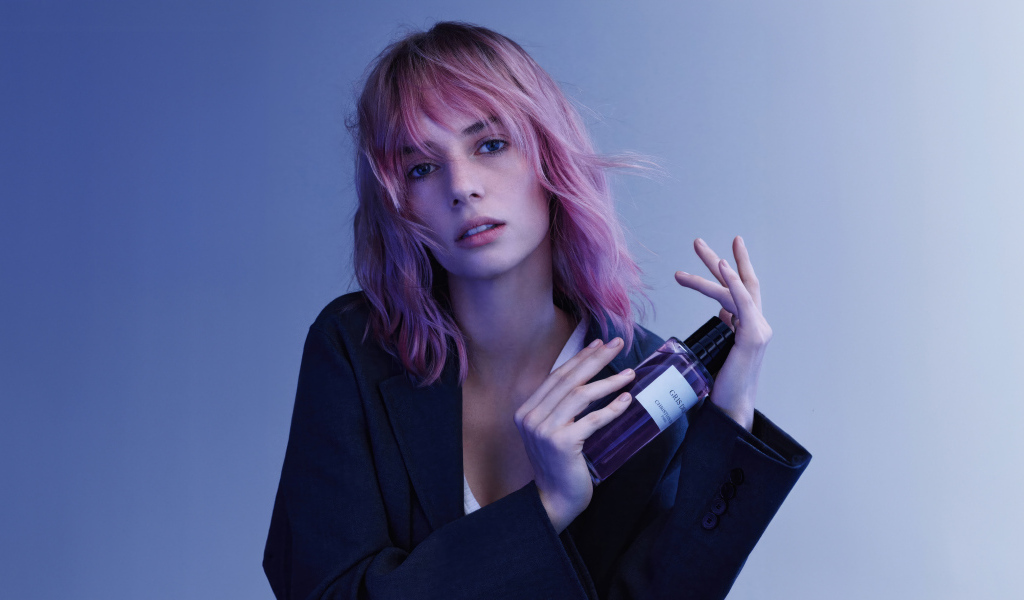 Молодая американская актриса Майя Хоук в черном пиджаке