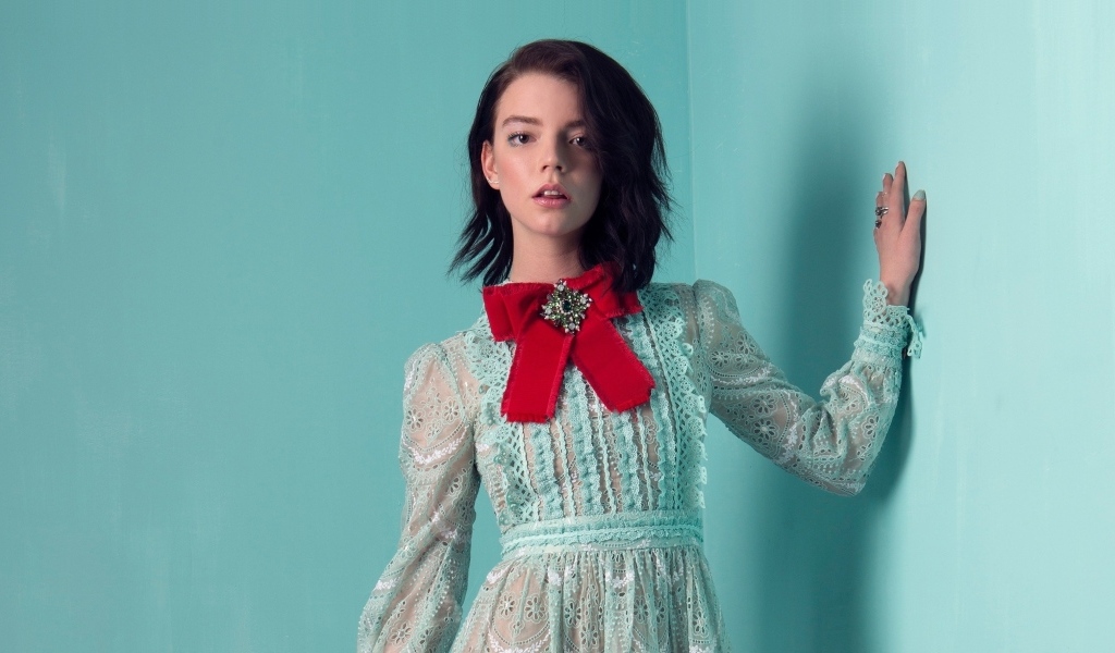 Молодая актриса Аня Тейлор-Джой на голубом фоне