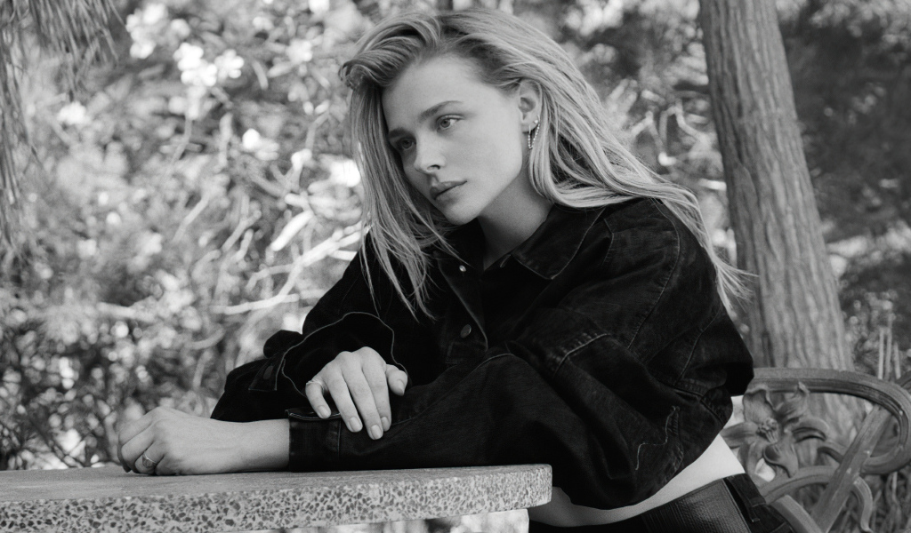 Молодая актриса Хлоя Грейс Морец черно-белое фото