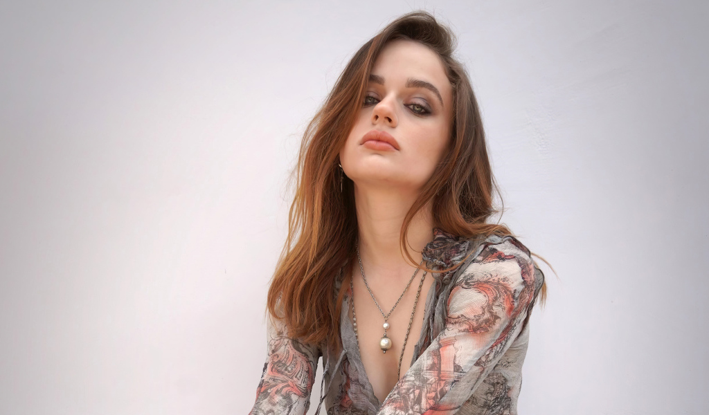 Молодая актриса Джоуи Кинг на сером фоне