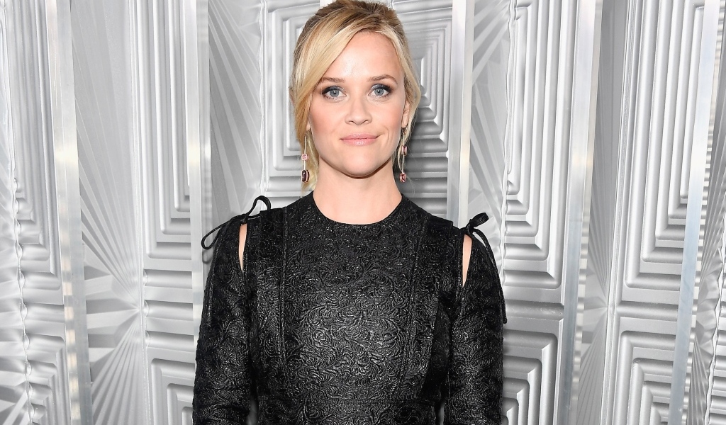 Молодая актриса Риз Уизерспун в черном платье