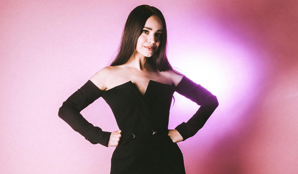 Молодая актриса София Карсон на розовом фоне