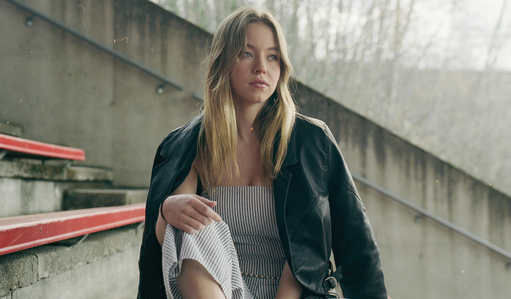 Молодая актриса Сидни Суини в черной куртке