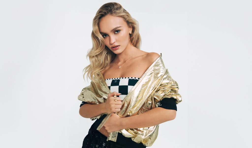 Молодая актриса и модель Лили-Роуз Депп на белом фоне