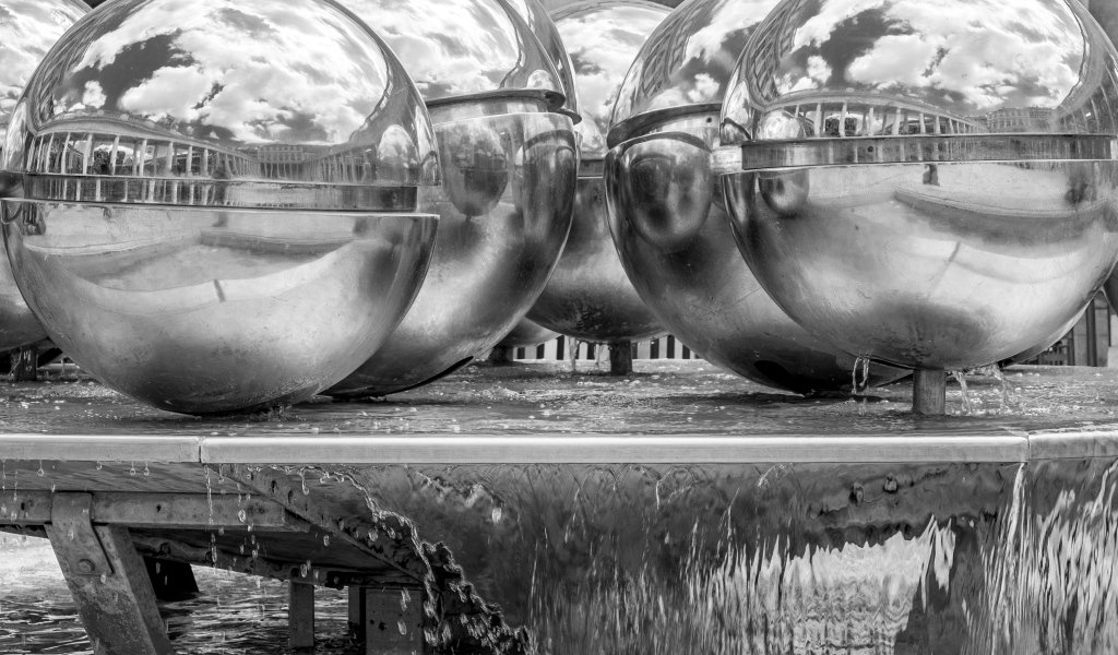Большие металлические шары у воды