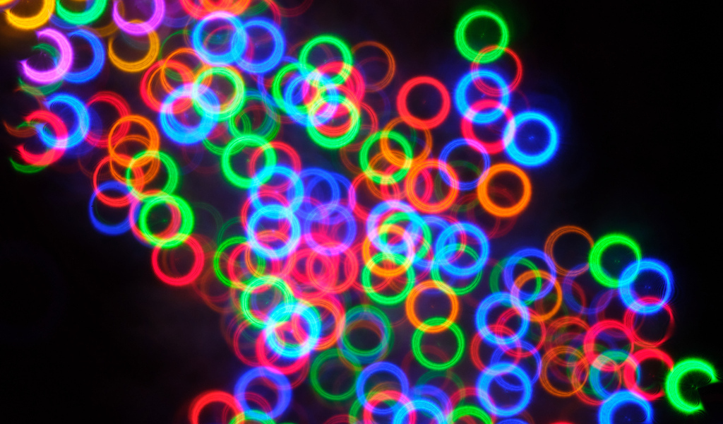 Разноцветные неоновые круги на черном фоне
