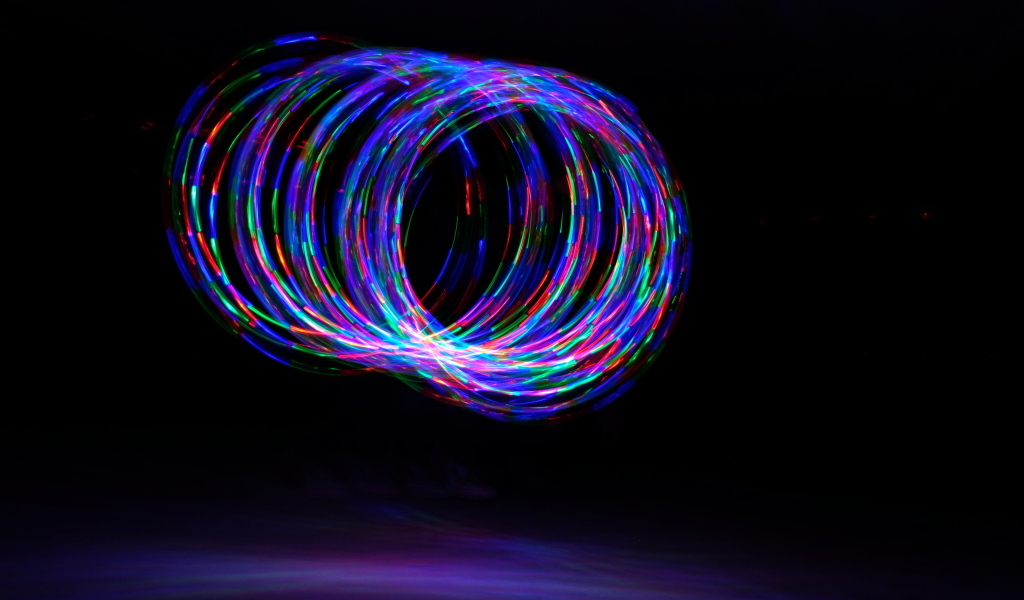 Неоновые кольца на черном фоне