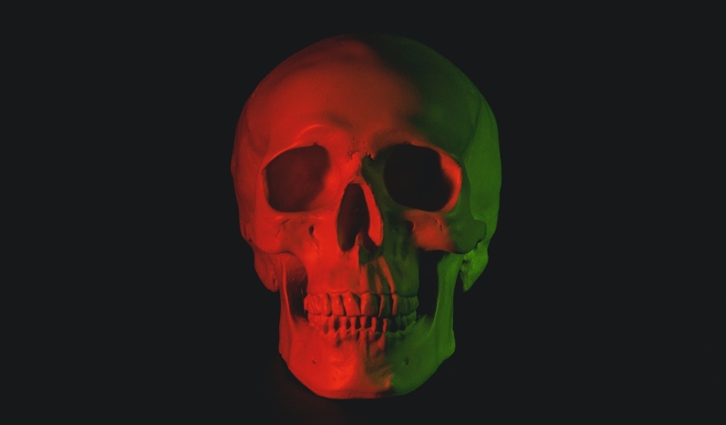 Череп в красном свете на черном фоне