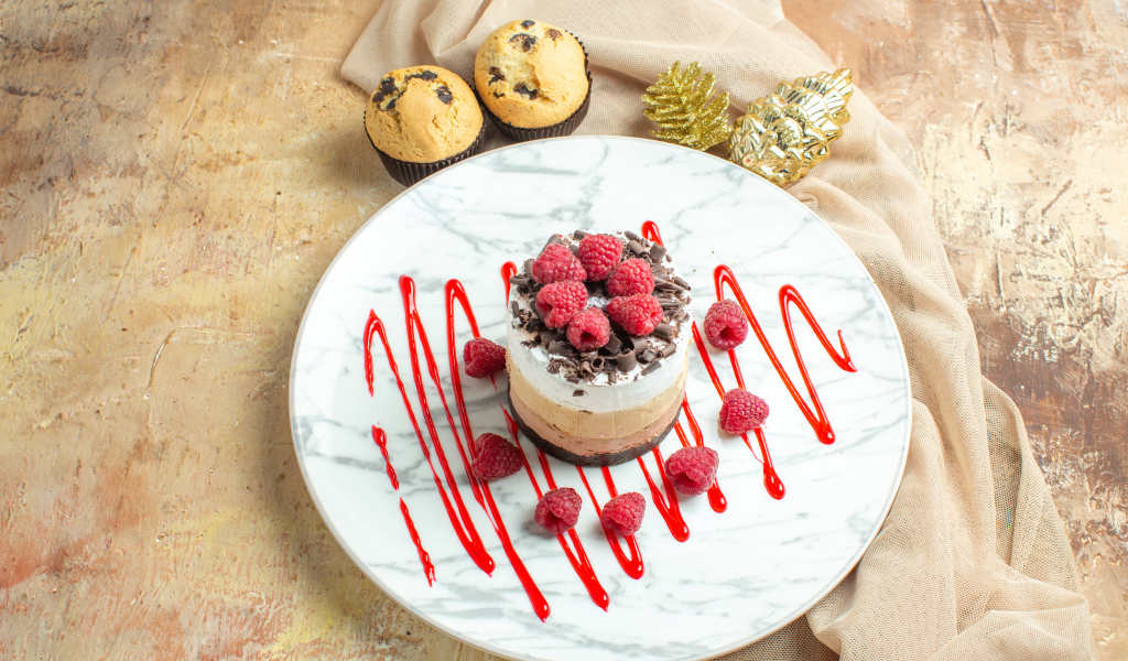 Пирожное три шоколада с ягодами малины