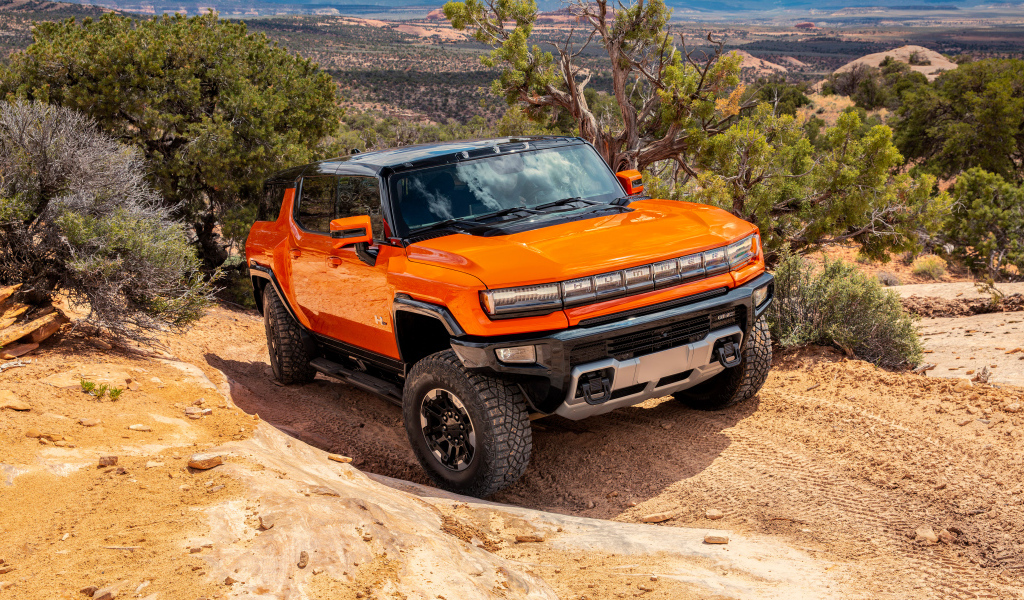 Внедорожник GMC Hummer EV 2024 года в горах