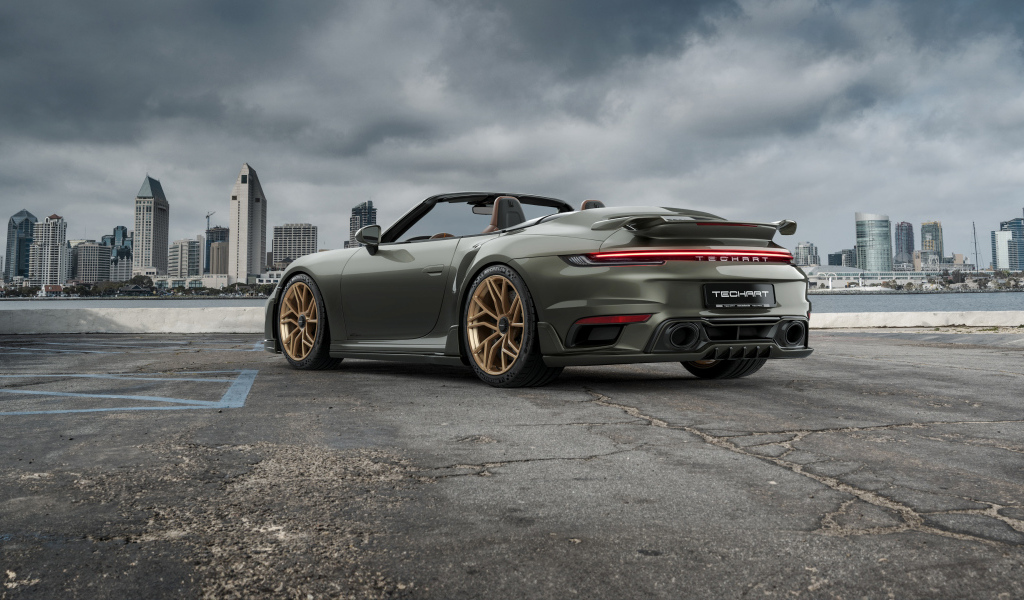 Автомобиль TechArt GTsport Cabrio 2024 года на фоне города