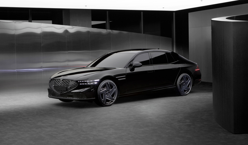 Черный дорогой автомобиль Genesis G90 Black 2024 года в гараже