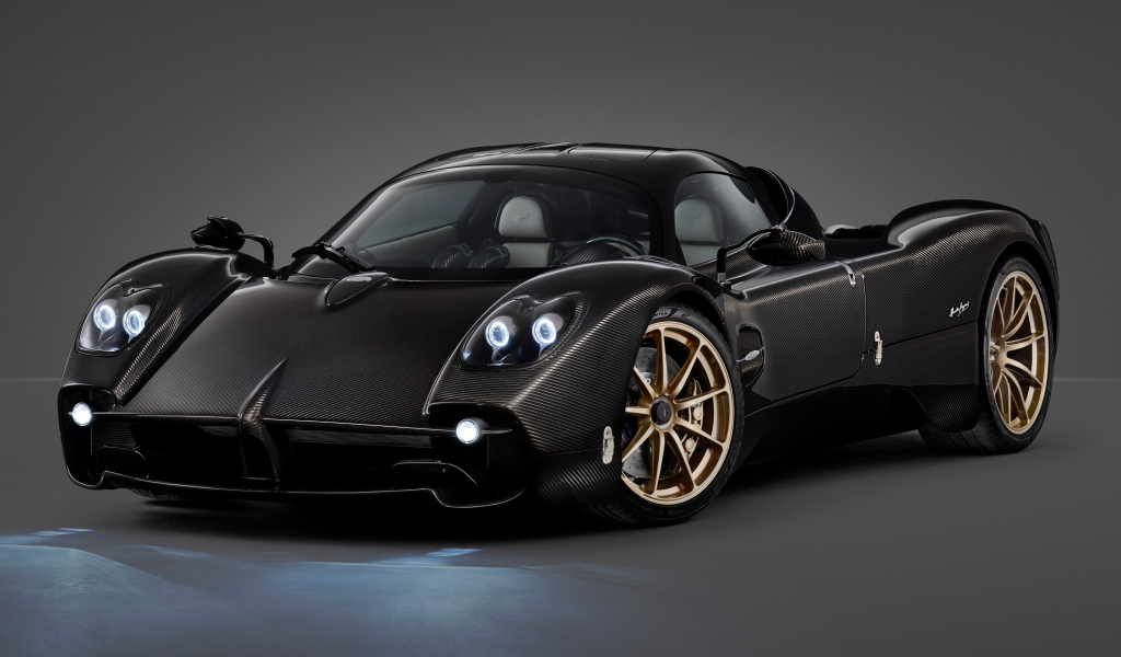 Черный быстрый автомобиль Pagani Utopia