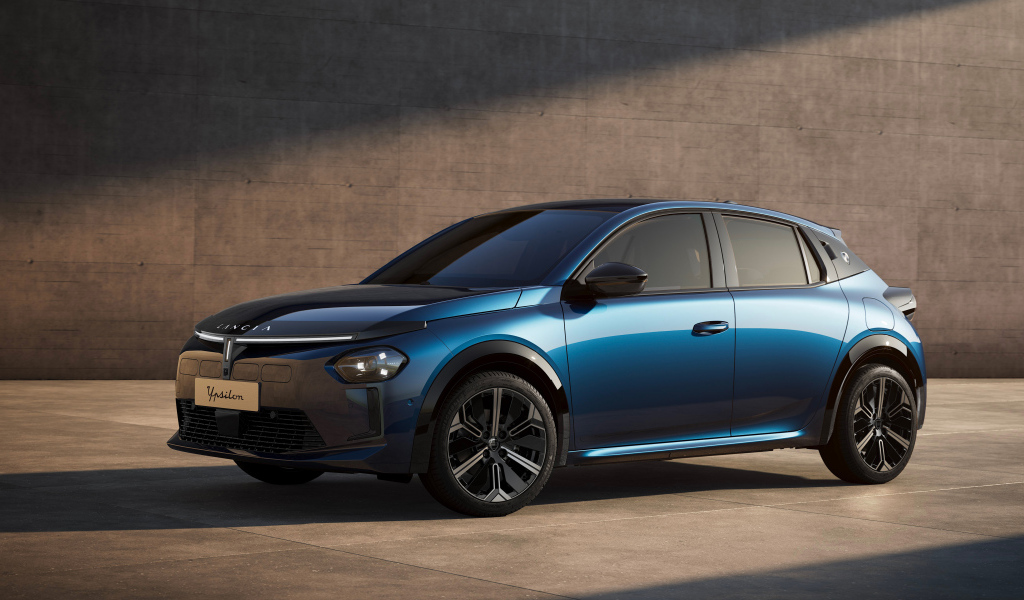 Синий автомобиль Lancia Ypsilon Edizione Limitata Cassina 2024 года