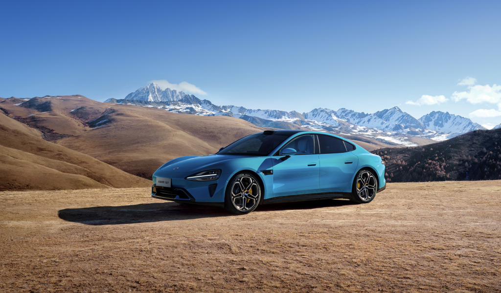 Синий автомобиль Xiaomi SU7 2024  года