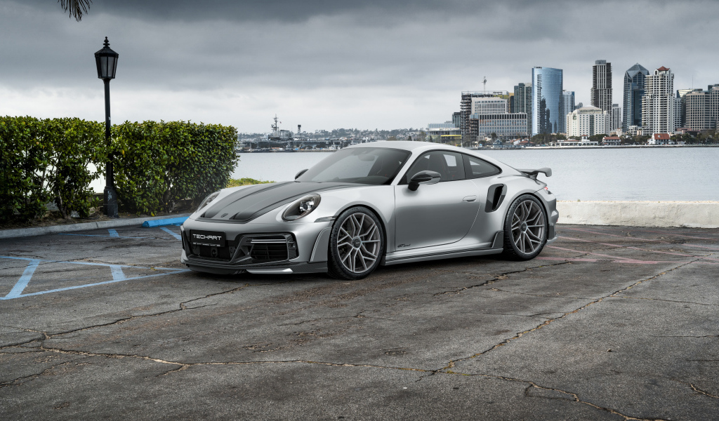Быстрый серебристый автомобиль TechArt GTsport 2024 года