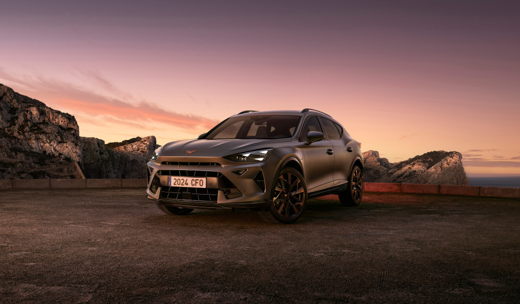 Вид спереди на автомобиль Cupra Formentor EHybrid 2024 года