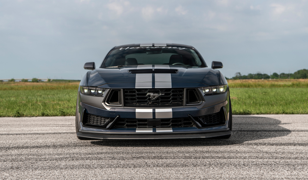 Вид спереди на быстрый автомобиль Hennessey H850 Mustang Dark Horse 2024  года
