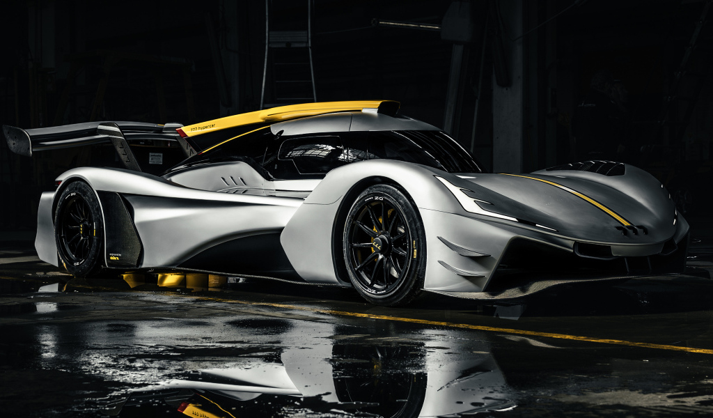 Гоночный Hypercar 777 на трассе