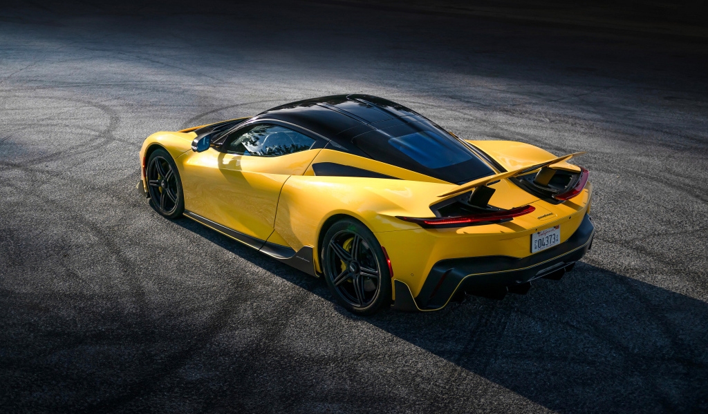 Вид сзади на желтый автомобиль Pininfarina Battista Furiosa Package