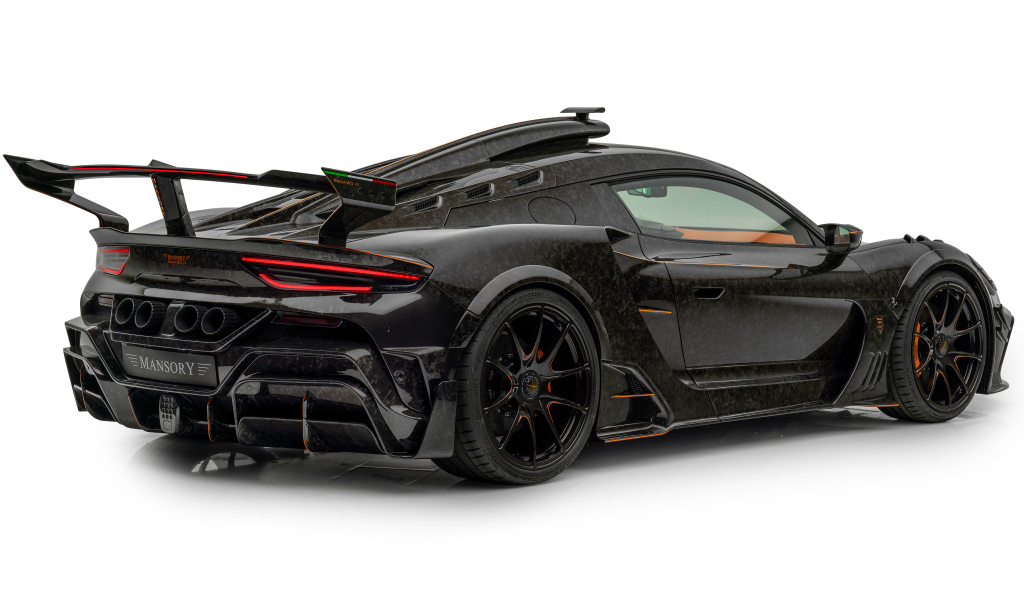 Вид сзади на черный Mansory MCX Pergusa 2024 года на белом фоне