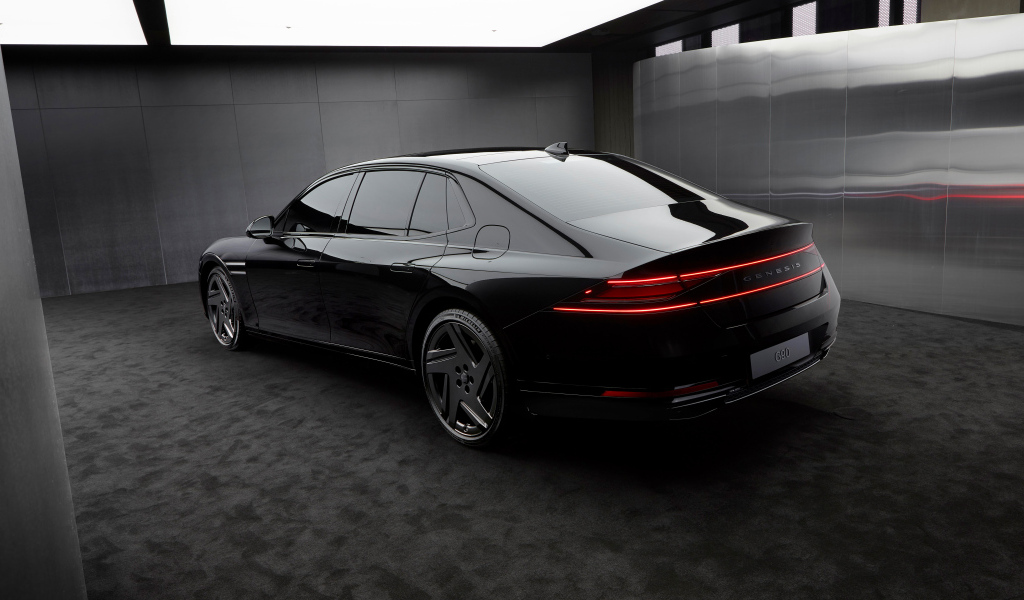 Вид сзади на автомобиль Genesis G90 Black 2024  года
